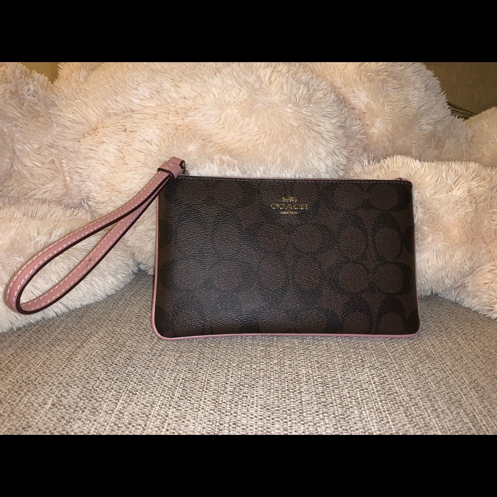 NWOT.Coach Wristlet fit for iPhones
